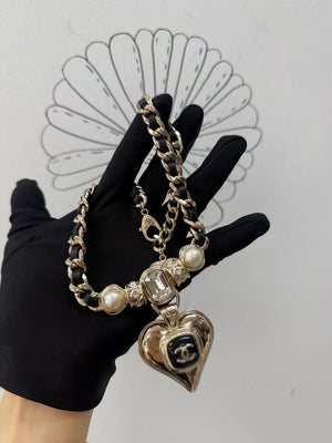 Chanel 21K fine pearl heart-shaped choker necklace