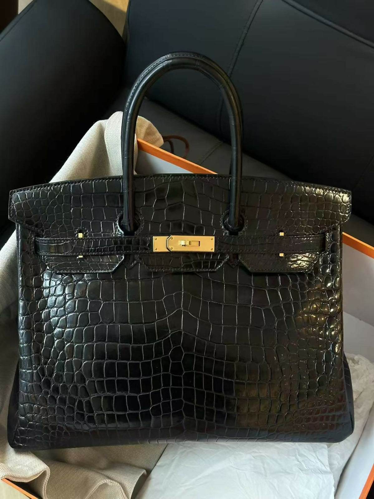 Hermès Birkin 35 Noir / Black Shiny Crocodile with Gold Hardware