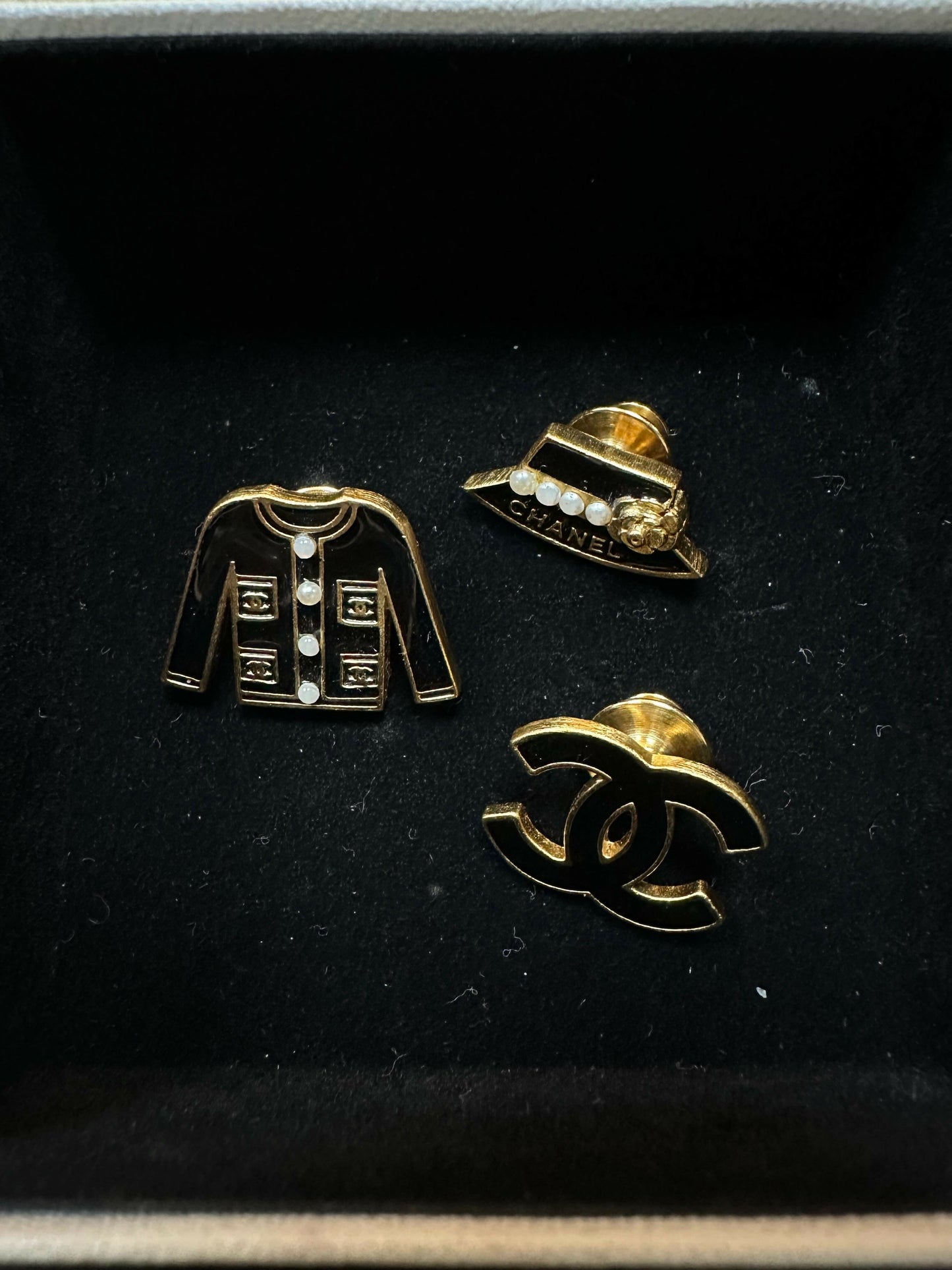 Chanel Vintage 2002 Enamel Black CC Clothes Hat Three-piece Brooch