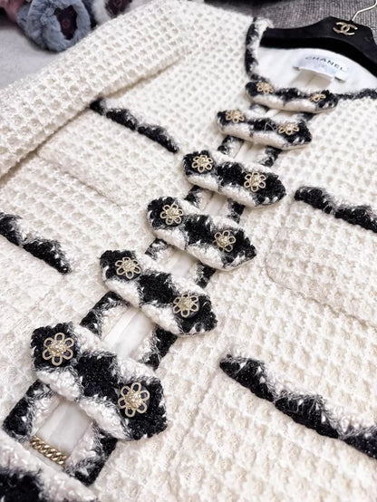 Chanel 2014 Off-White Embossed Lion Head Button Four-Pocket Wool Jacket