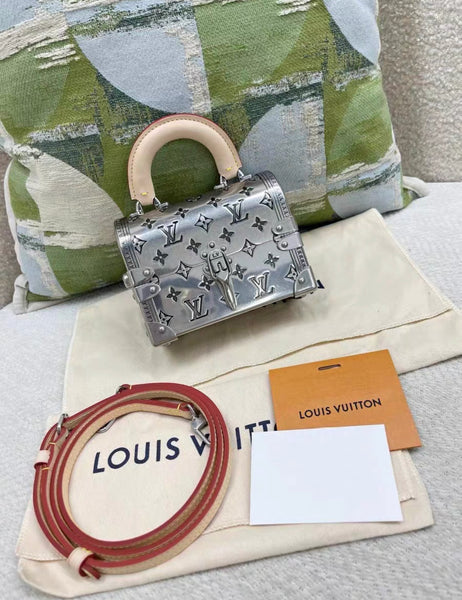 Louis Vuitton シルバーラメノースリーブミニワンピース Louis Vuitton Silver Monogram Metal Mini Treasure Trunk, 2022