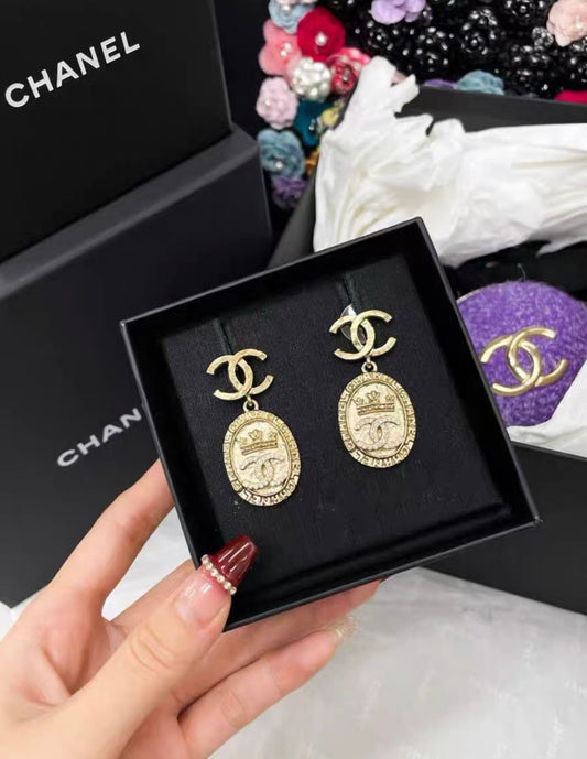 Chanel 21A Double CC gold crown earrings