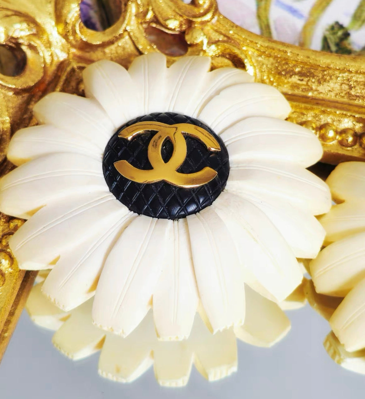 VINTAGE CHANEL80s rare sun flower black and gold logo large size ear clip