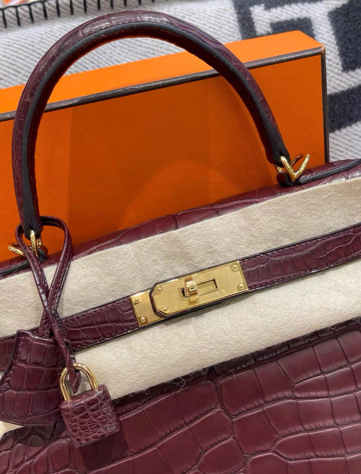 HERMES NEW Kelly 28 Bordeaux Matte Alligator Gold Hardware GHW RARE