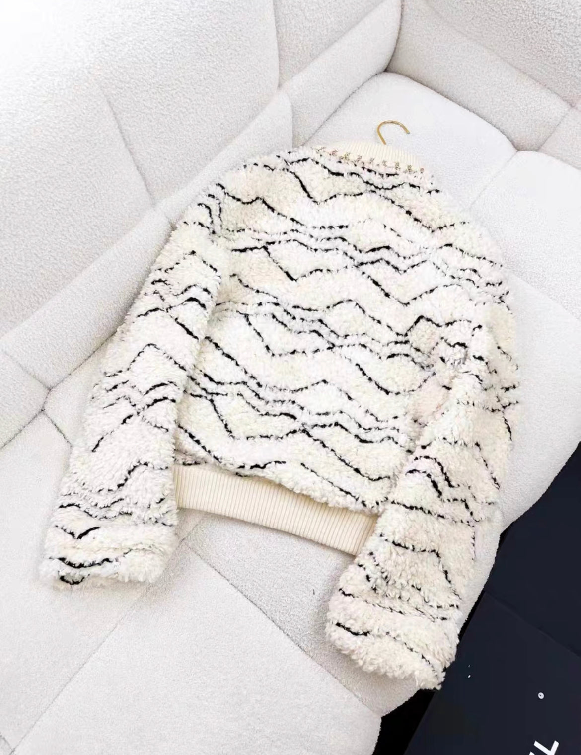 Chanel 19B ecru & black shearling jacket size 34 – Wararni.com