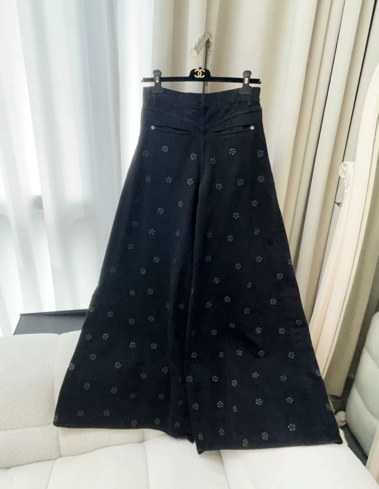 CHANEL UNIFORMカメリア×ココマーク 総柄 デニムパンツ ブラック Chanel 23K black camellia wide-leg denim pants – Wararni.com