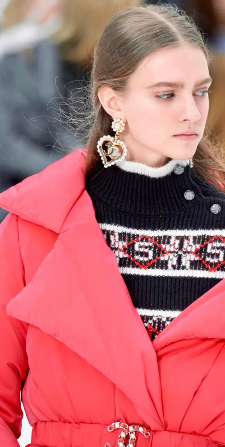 Chanel Fall/Winter 2019/2020 Puffer jacket in Red with belt size 34