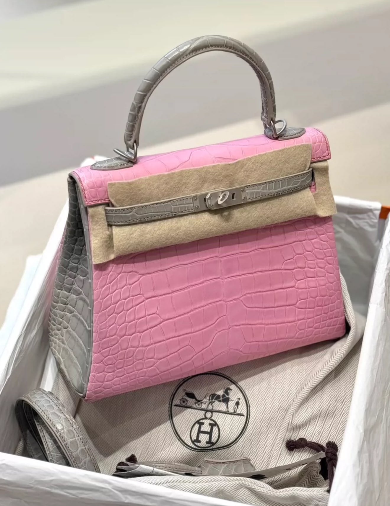 Hermès Kelly 25 5P Bubblegum & Pearl Gray Matte alligator Leather Palladium Hardware