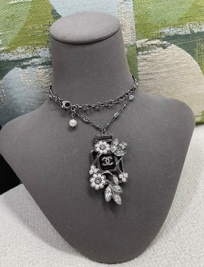 Chanel No. 5 perfum bottle silver & black long necklace