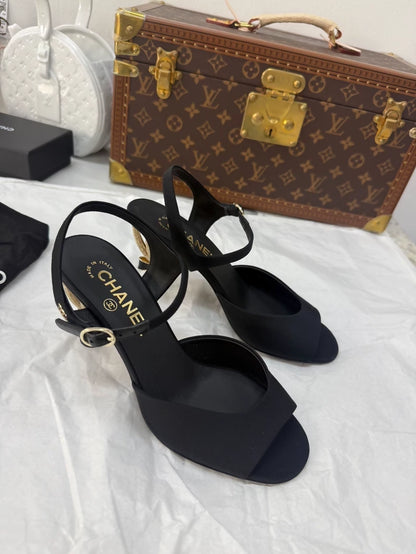 Chanel Métiers d'Art black and gold high heels with a stunning bow