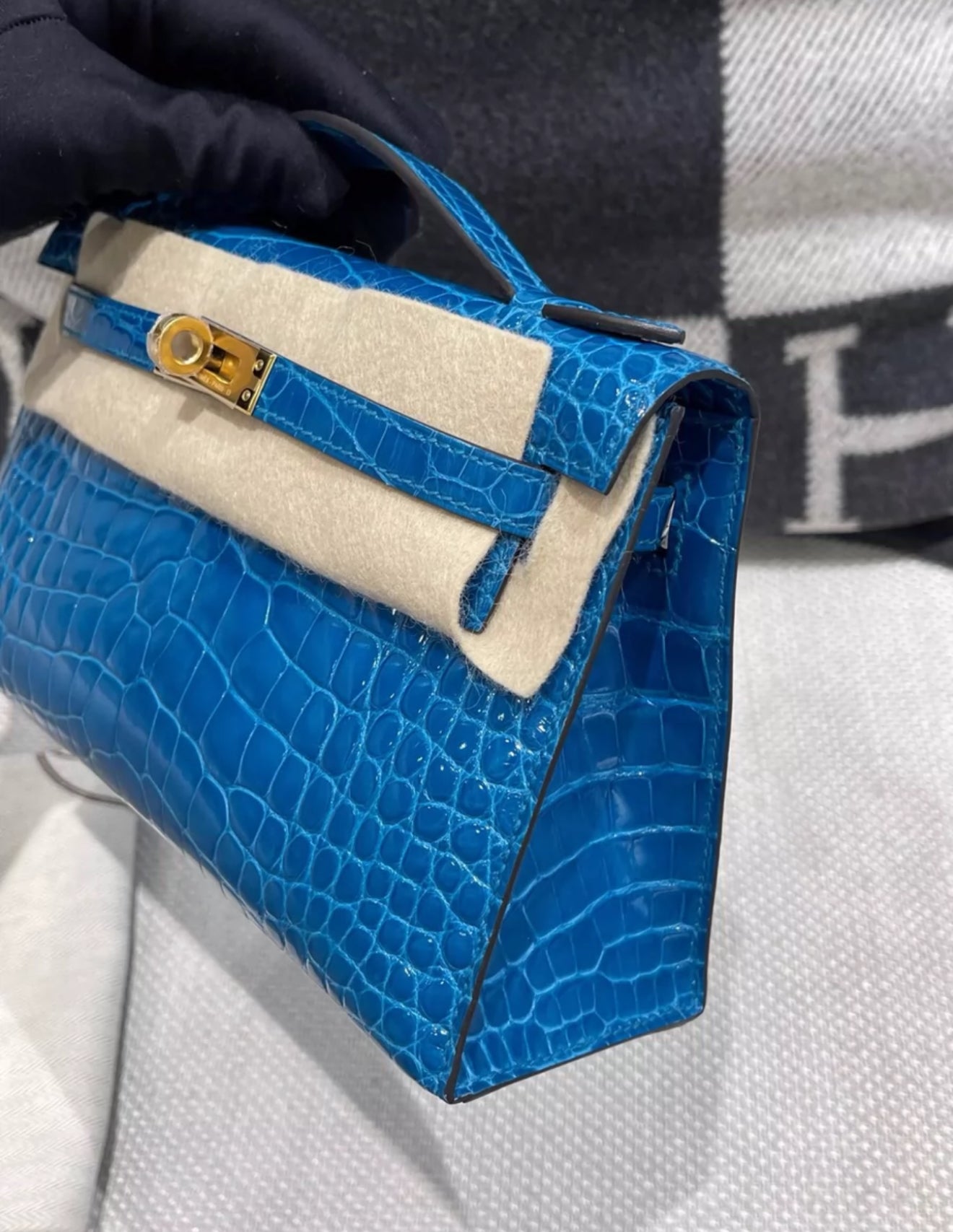 Hermès Kelly Pochette Blue Izmir Shiny Alligator Gold Hardware