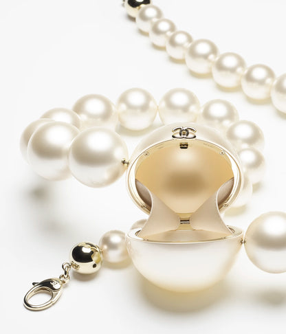 CHANEL FALL-WINTER 2025/26 PEARL NECKLACE MINAUDIERE