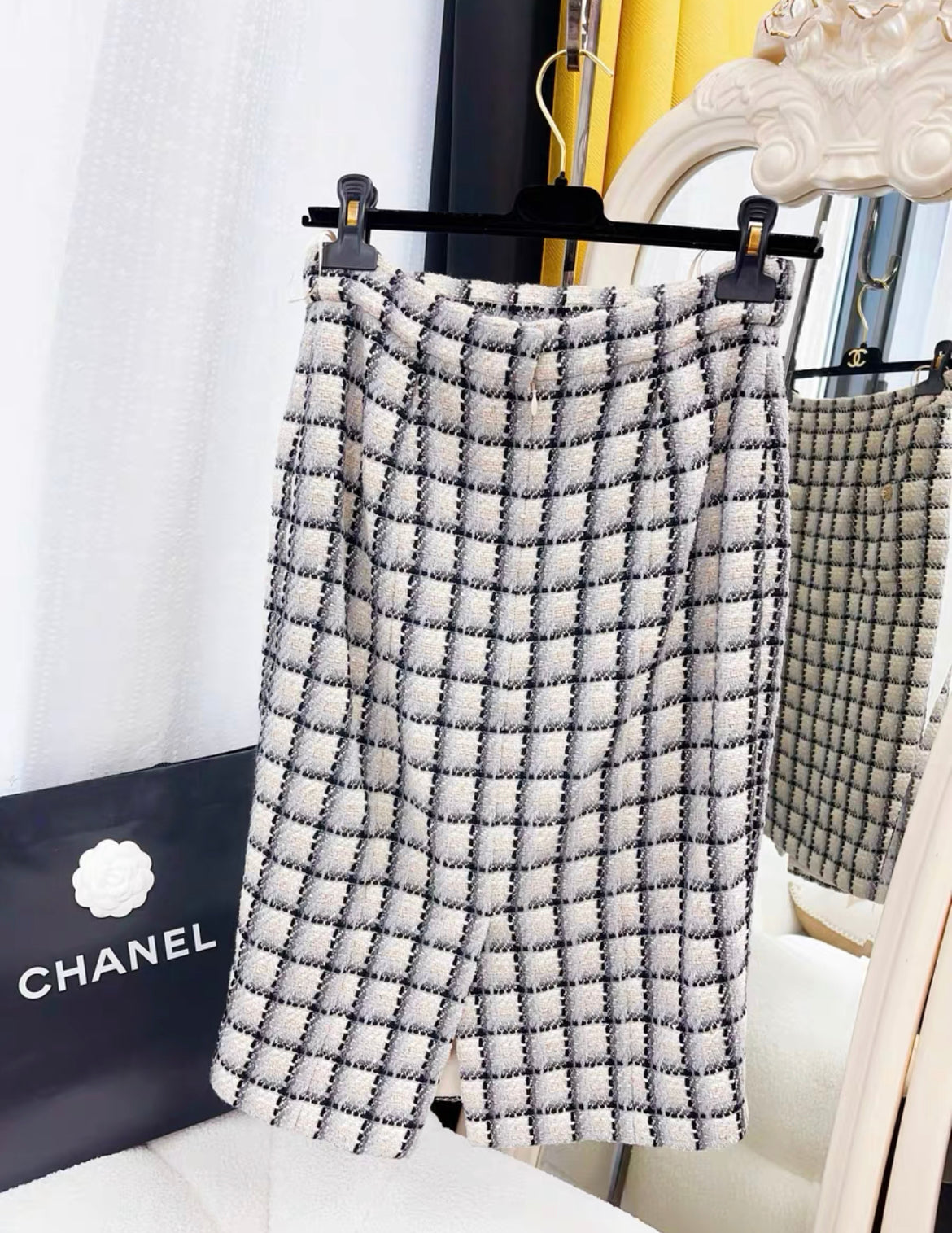 Chanel 22K black & white tweed skirt size 34