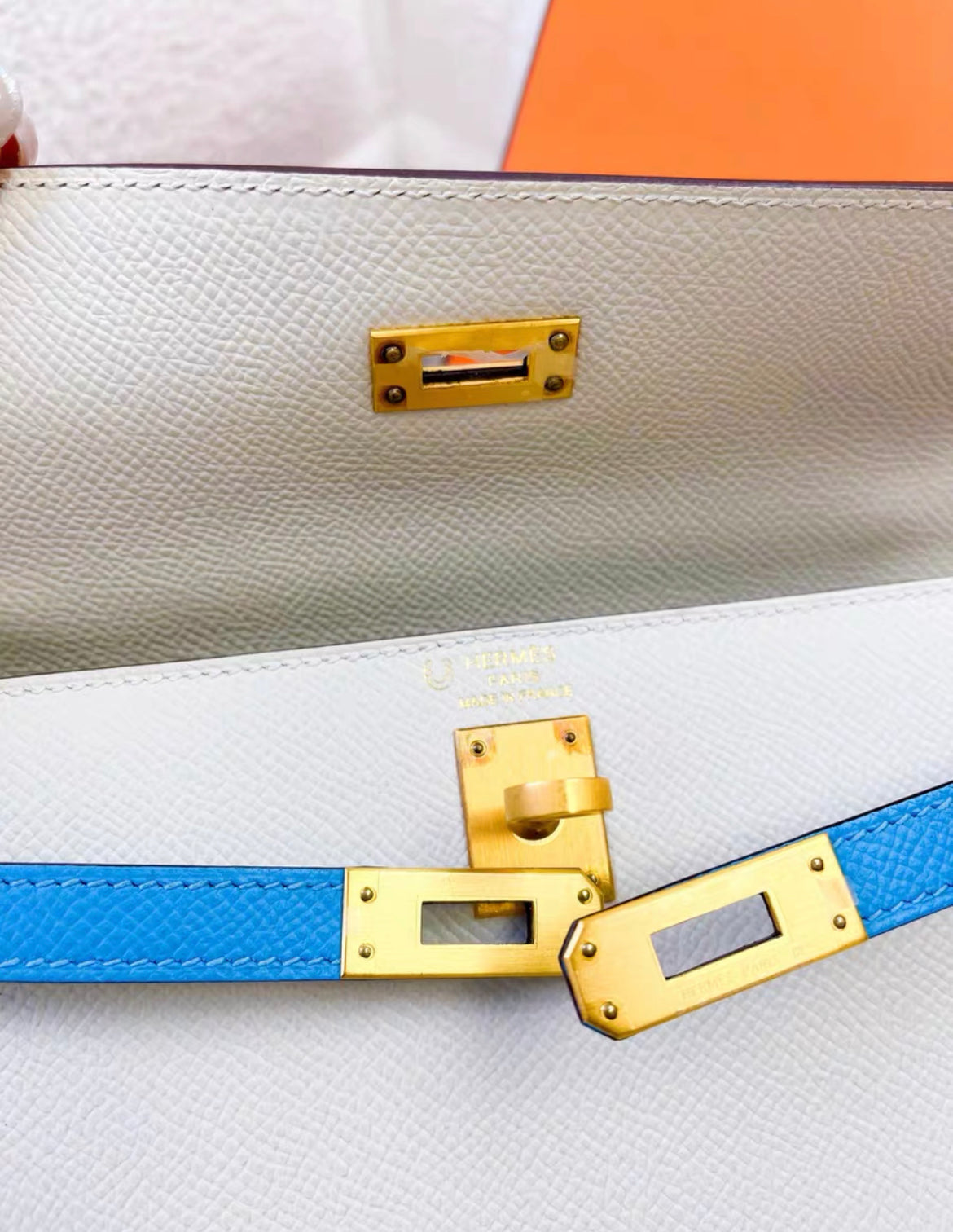 Hermès Special Order (HSS) Kelly Sellier 25 Craie and Bleu Aztec Chevre Brushed Gold Hardware