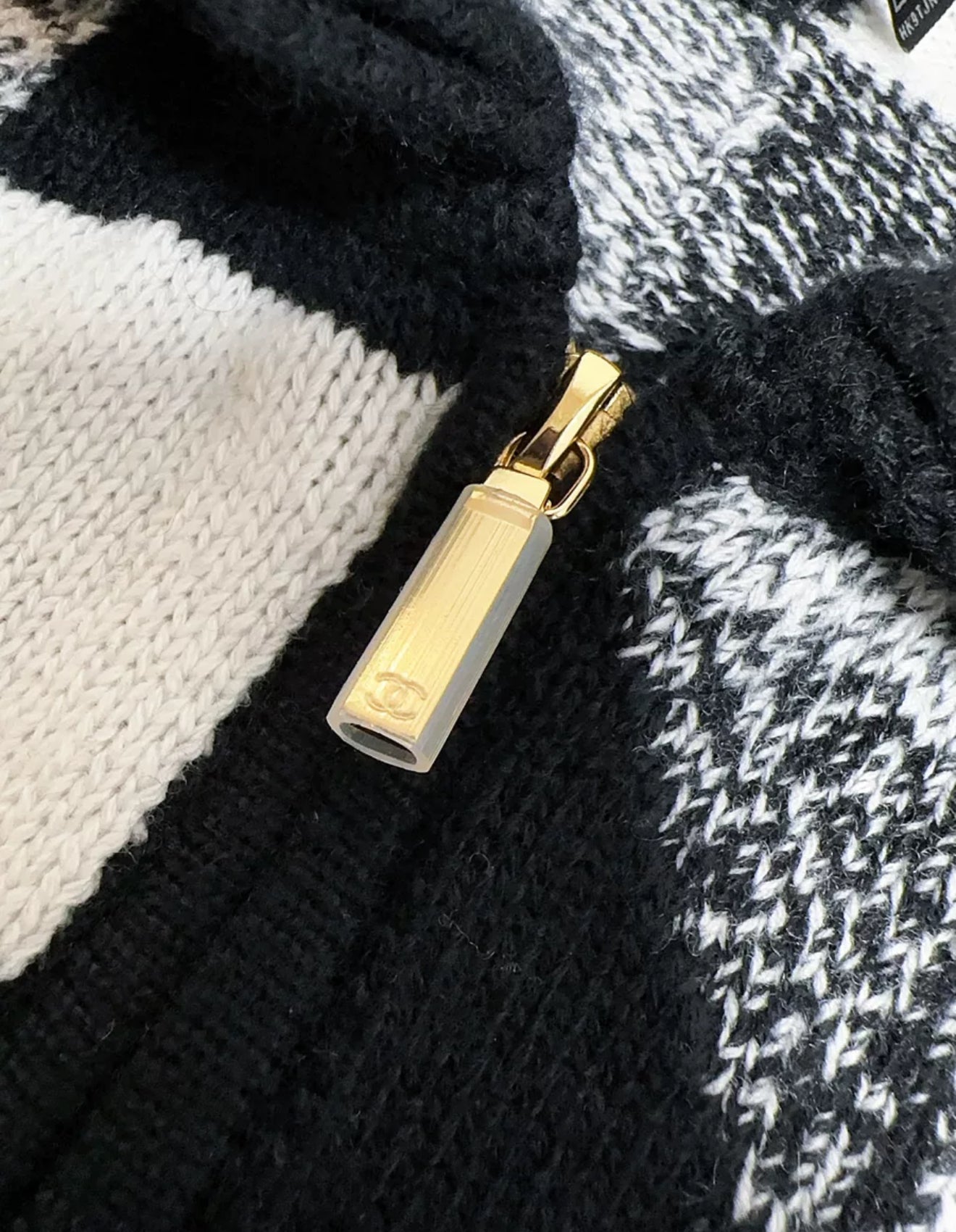 Chanel 22N coco neige ski collection black and white Cardigan