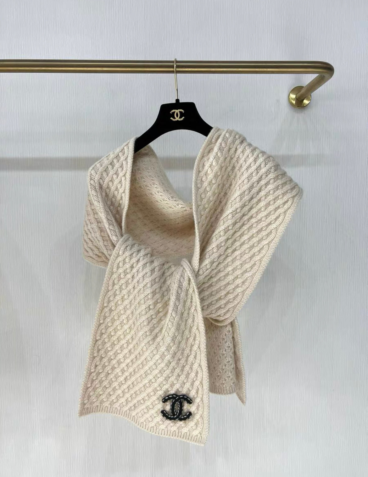 CHANEL ケーブル編みカシミヤマフラー クリーム Chanel 23B cashmere cc logo knitted cashmere scarf, complete set