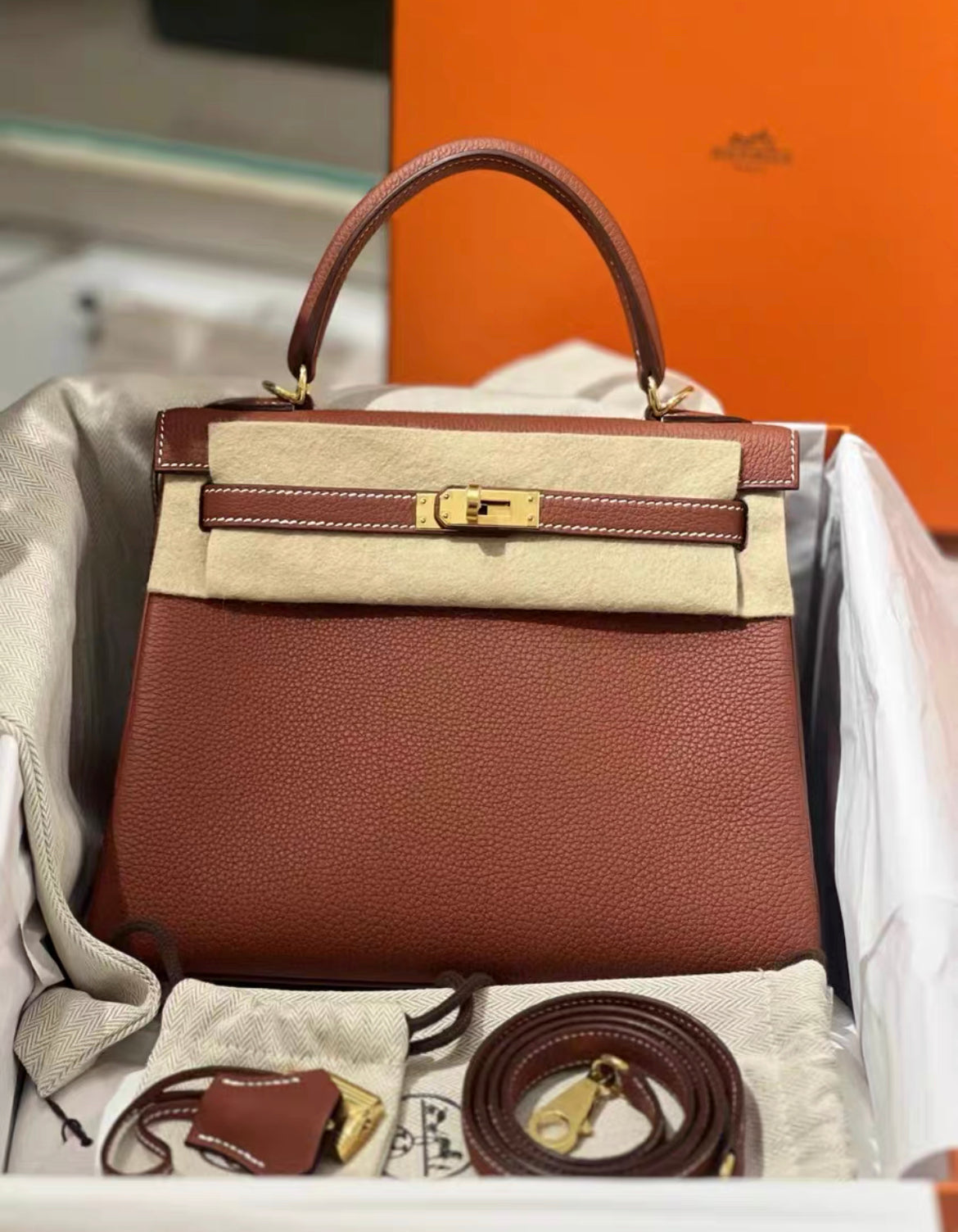 Hermès Kelly 25 Sienne Togo Gold Hardware with White stitching