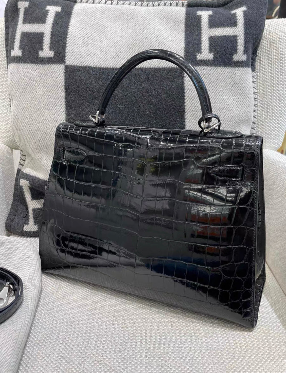 Hermès Kelly Sellier 32 Black Shiny Porosus Crocodile Palladium Hardware