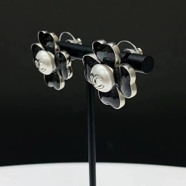 Chanel 2022 black resin four-leaf clover earrings