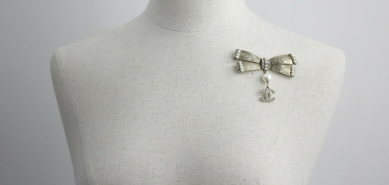Chanel Vintage 06P Metal Imitation Pearl Bow Brooch – Wararni.com