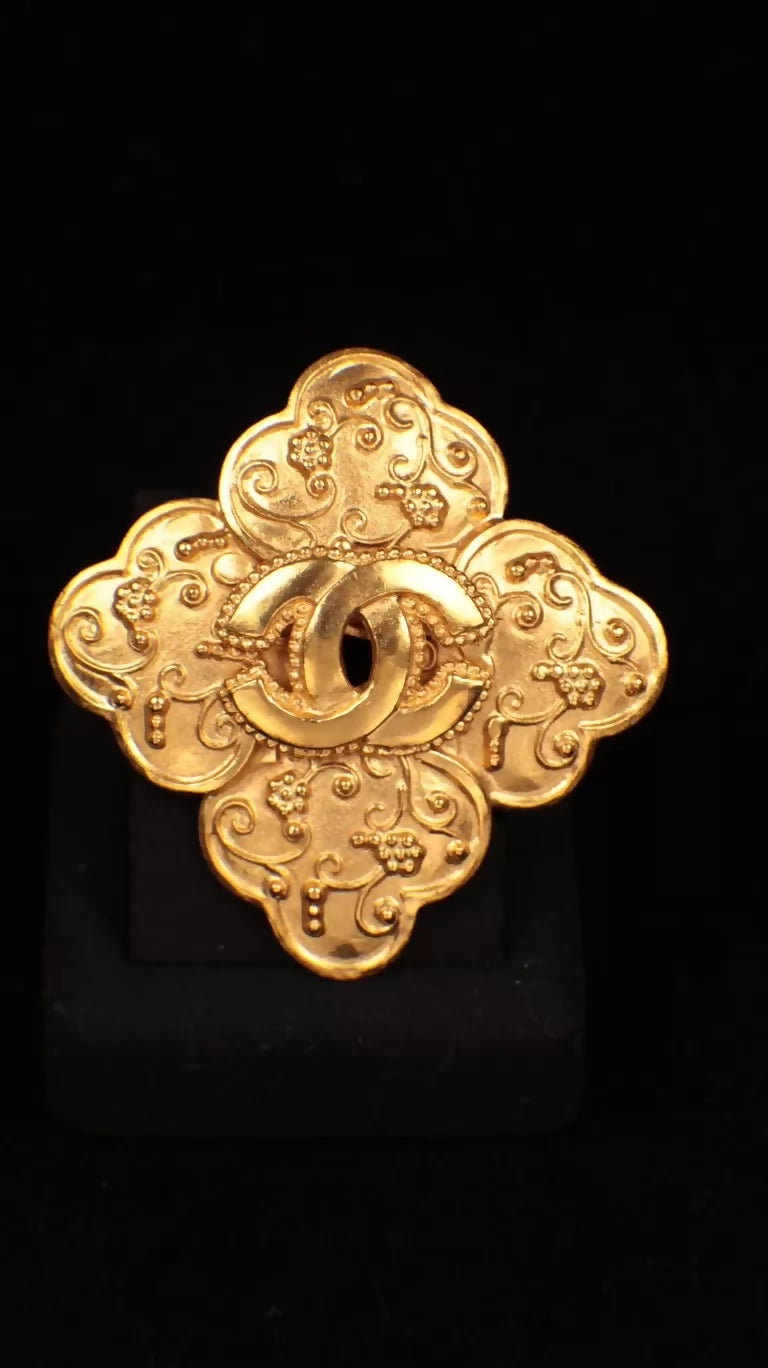 Chanel 1996 Plain Gold Grapevine Brooch