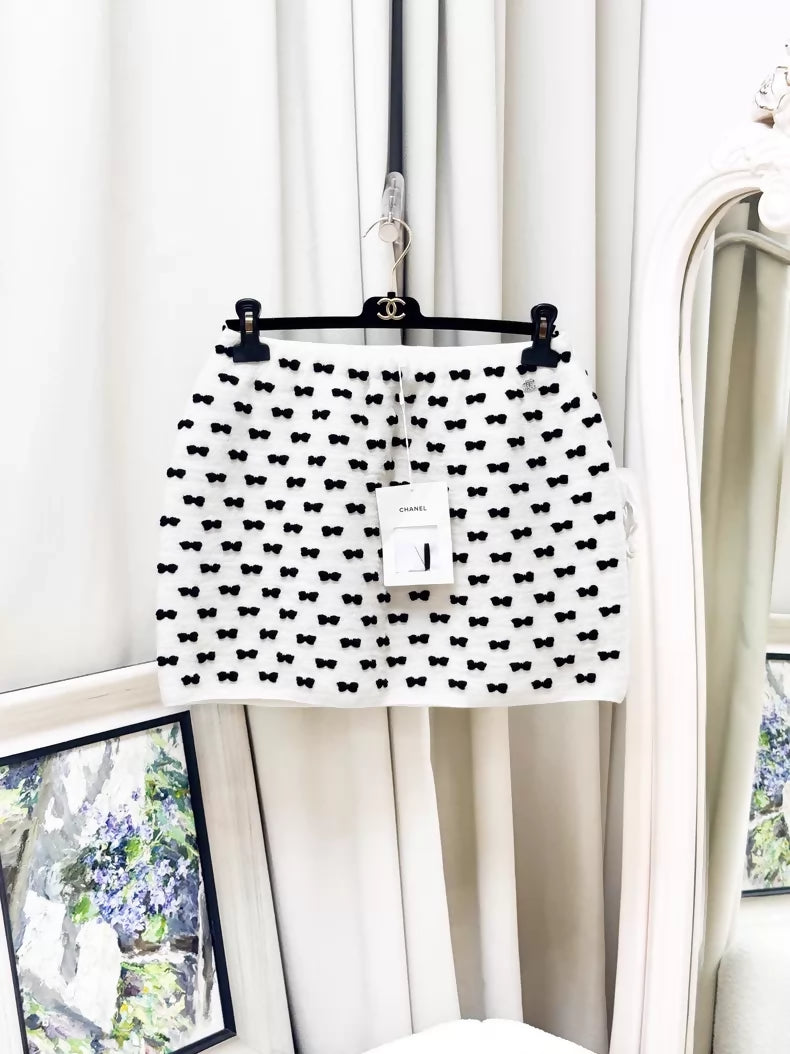 Chanel 25K black and white skirt