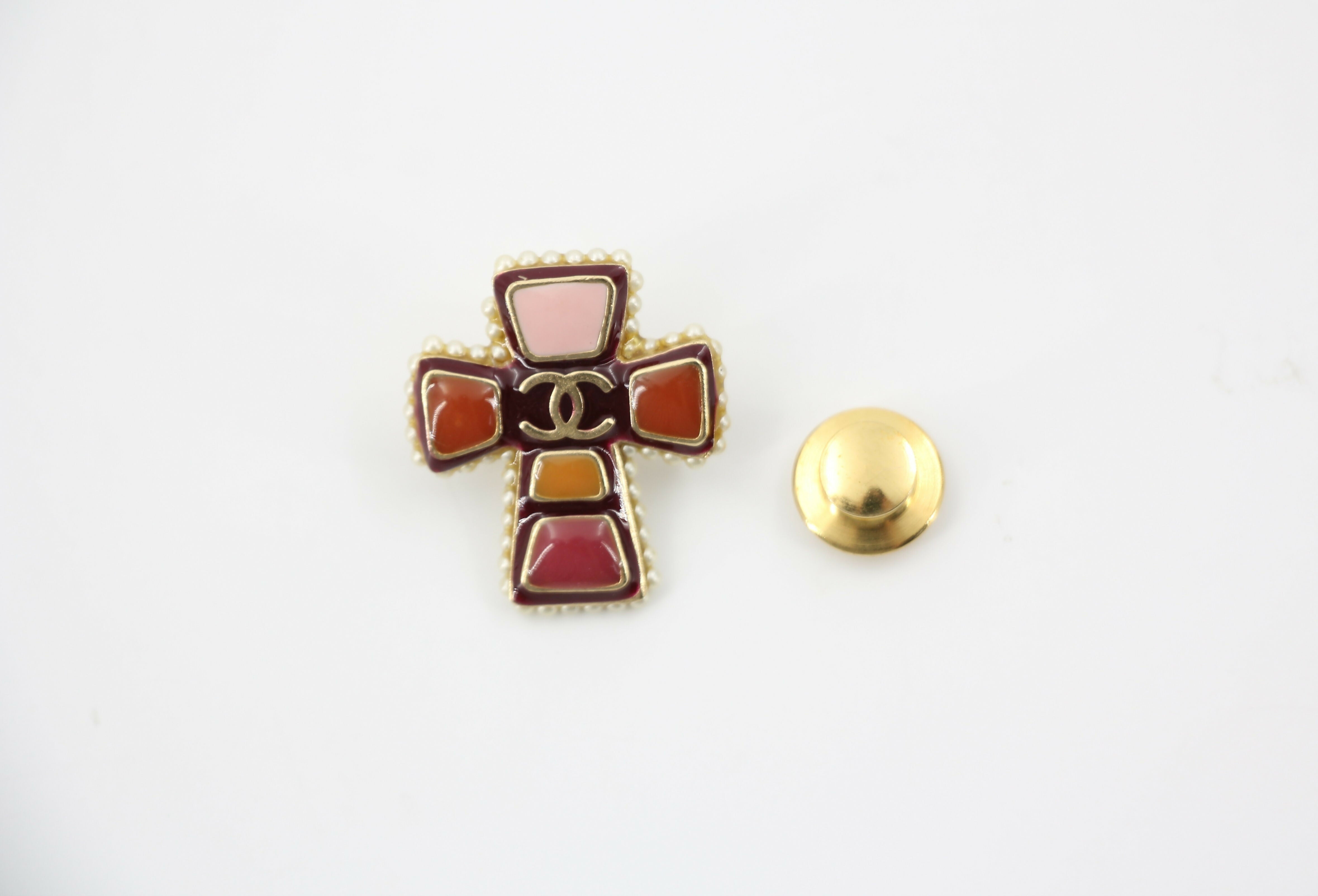 CHANEL ヴィンテージブローチ　クロスデザイン　CCマーク Chanel Vintage 03A Gripoix Red-Orange Imitation Pearl Cross Brooch