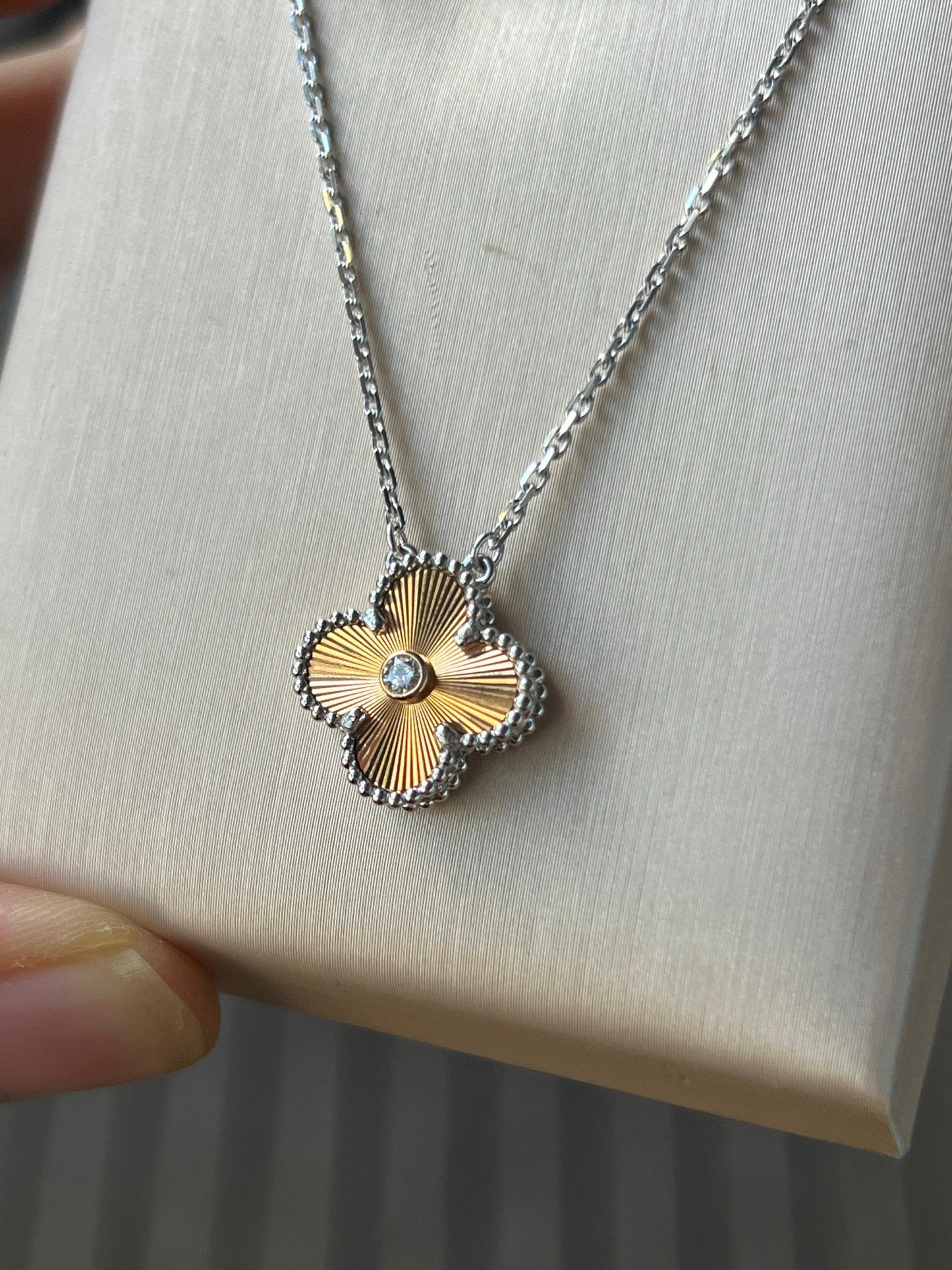 Van Cleef 
Arpels Holiday Pendant 2024