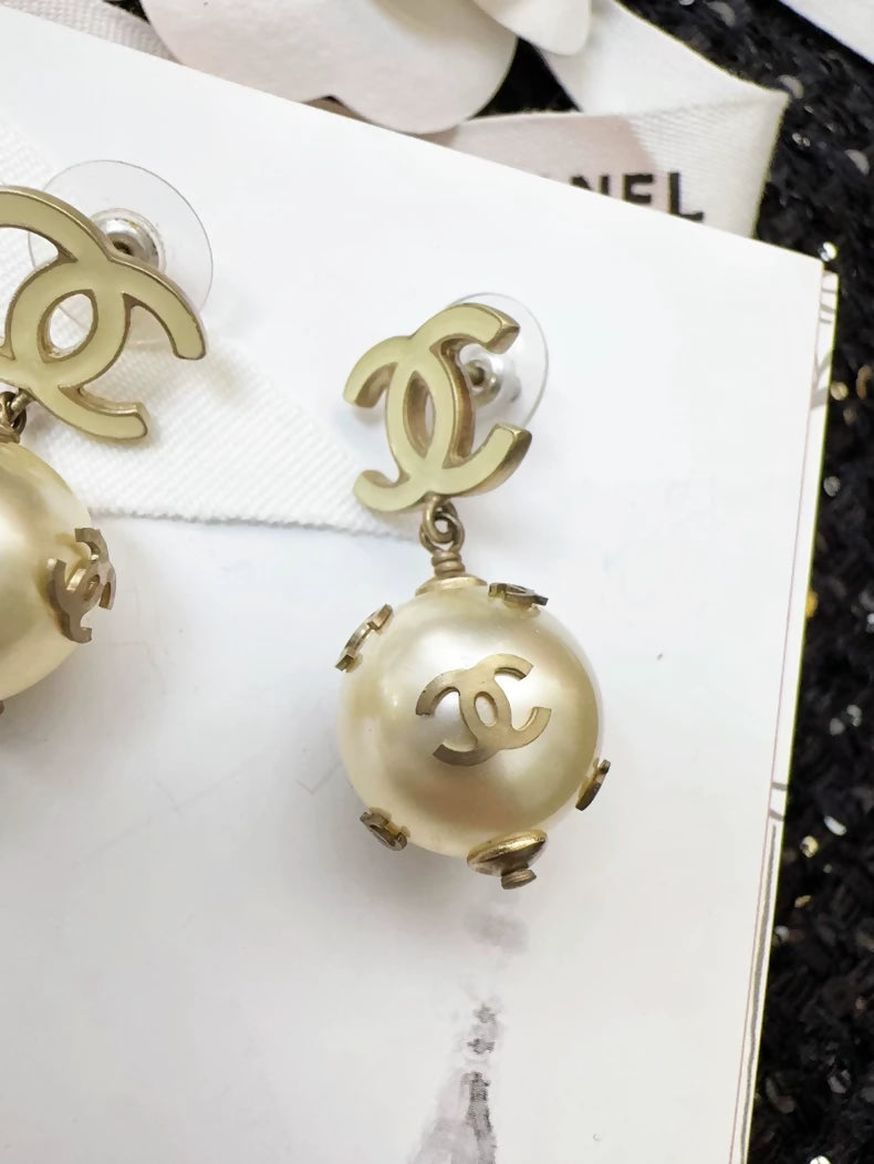 Vintage Chanel earrings in gold enamel double C and pearl