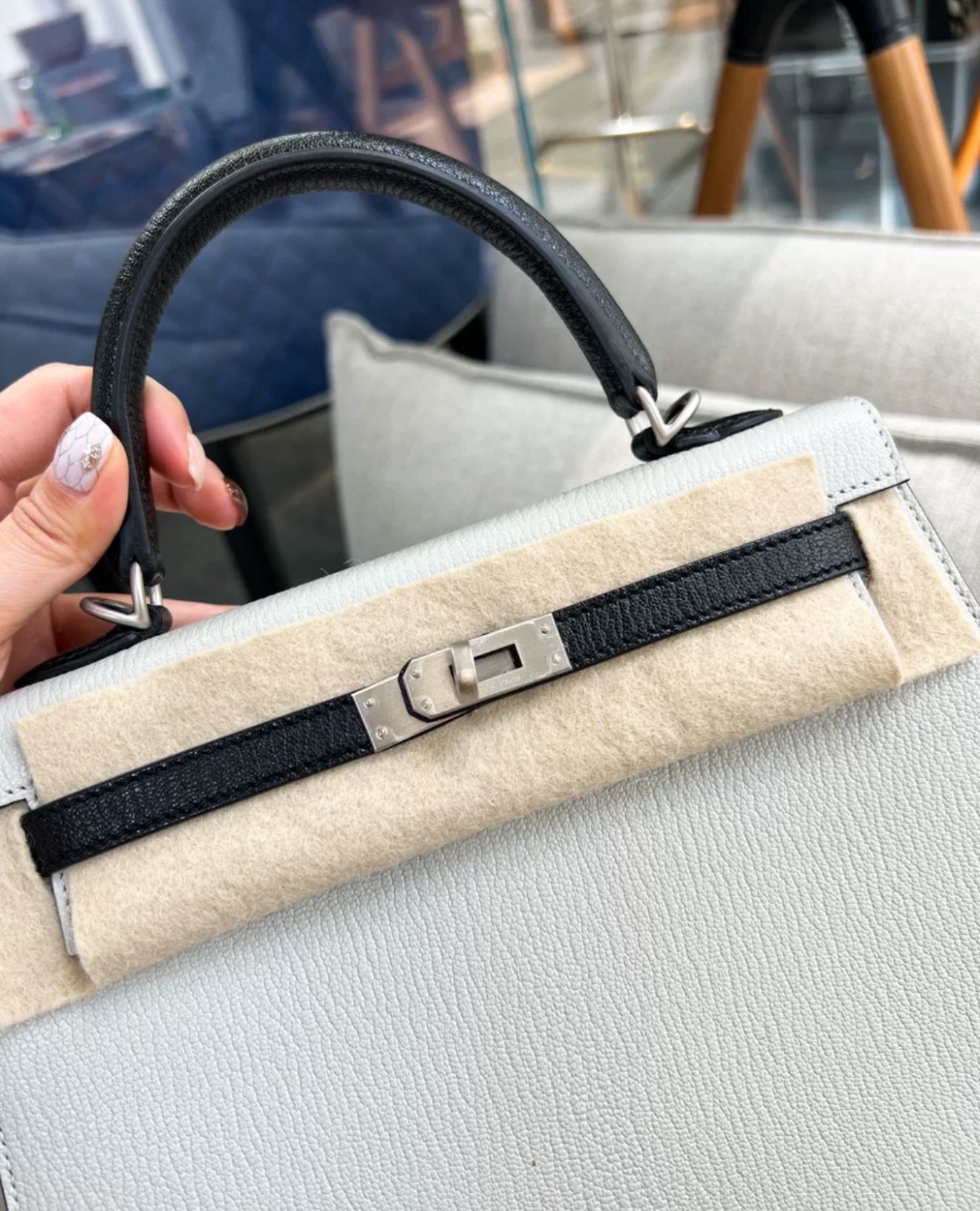 HERMÈS Kelly 25 Chèvre Gris Perle Noire Special Order – Wararni.com