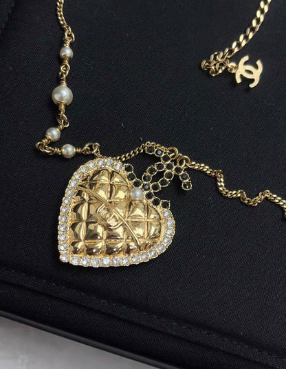 Chanel 24A gold heart-shaped diamond necklace