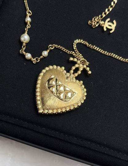 Chanel 24A gold heart-shaped diamond necklace