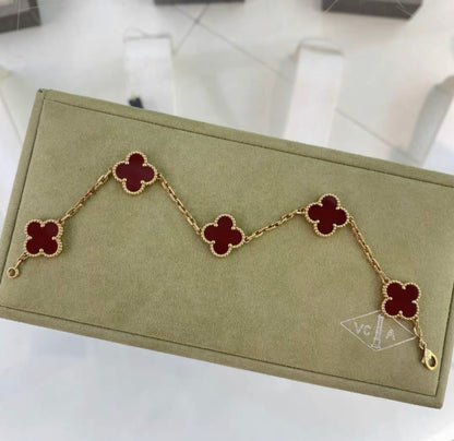 VCA Van Cleef & Arpels Vintage Alhambra bracelet, 5 motifs
18K yellow gold, Carnelian