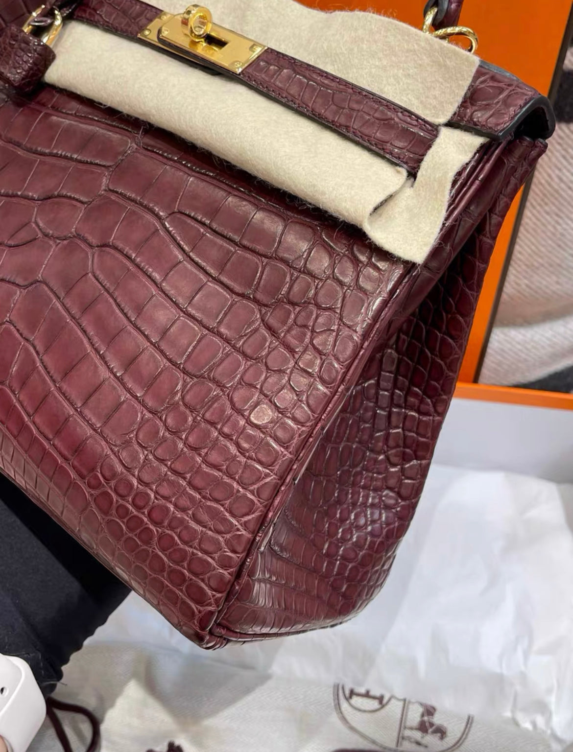 HERMES NEW Kelly 28 Bordeaux Matte Alligator Gold Hardware GHW RARE