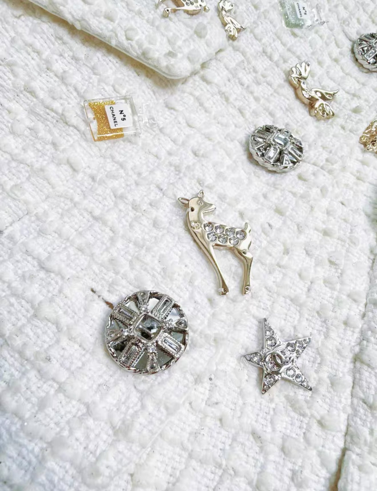 Chanel 22C White tweed jacket decorated with charms – Wararni.com