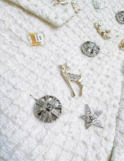 Chanel 22C White tweed jacket decorated with charms