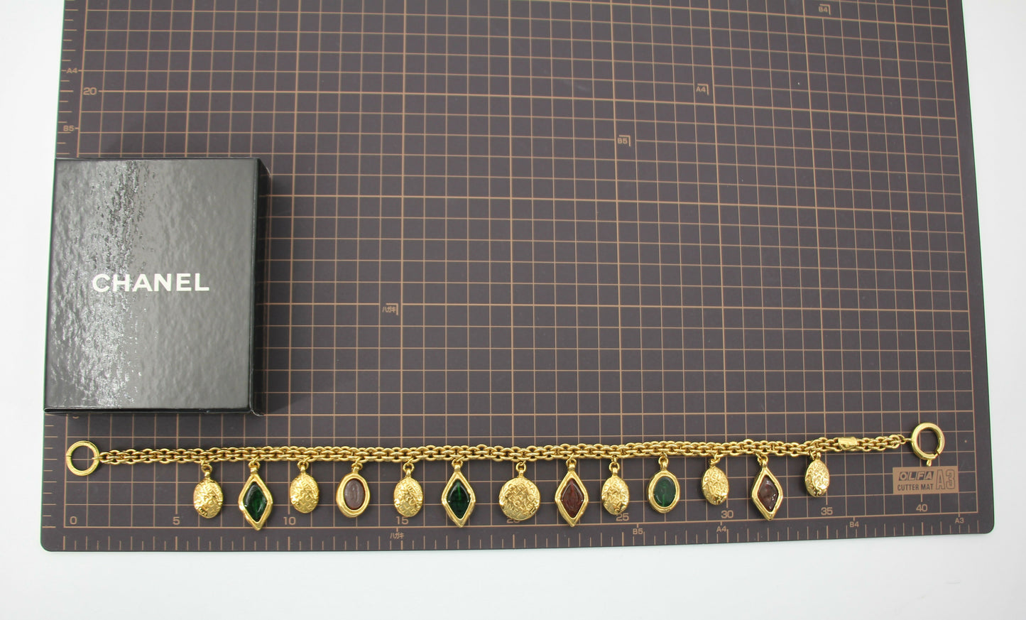 Chanel Vintage 71-80 Gripoix Red and Green Oval Gold-Plated Necklace