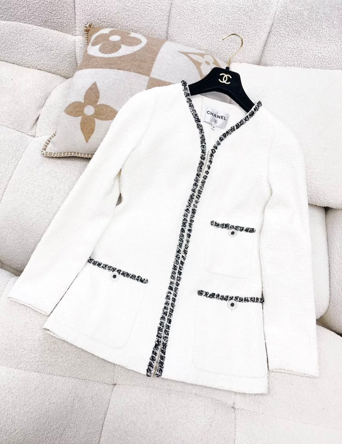 Chanel 22P white tweed jacket size 34