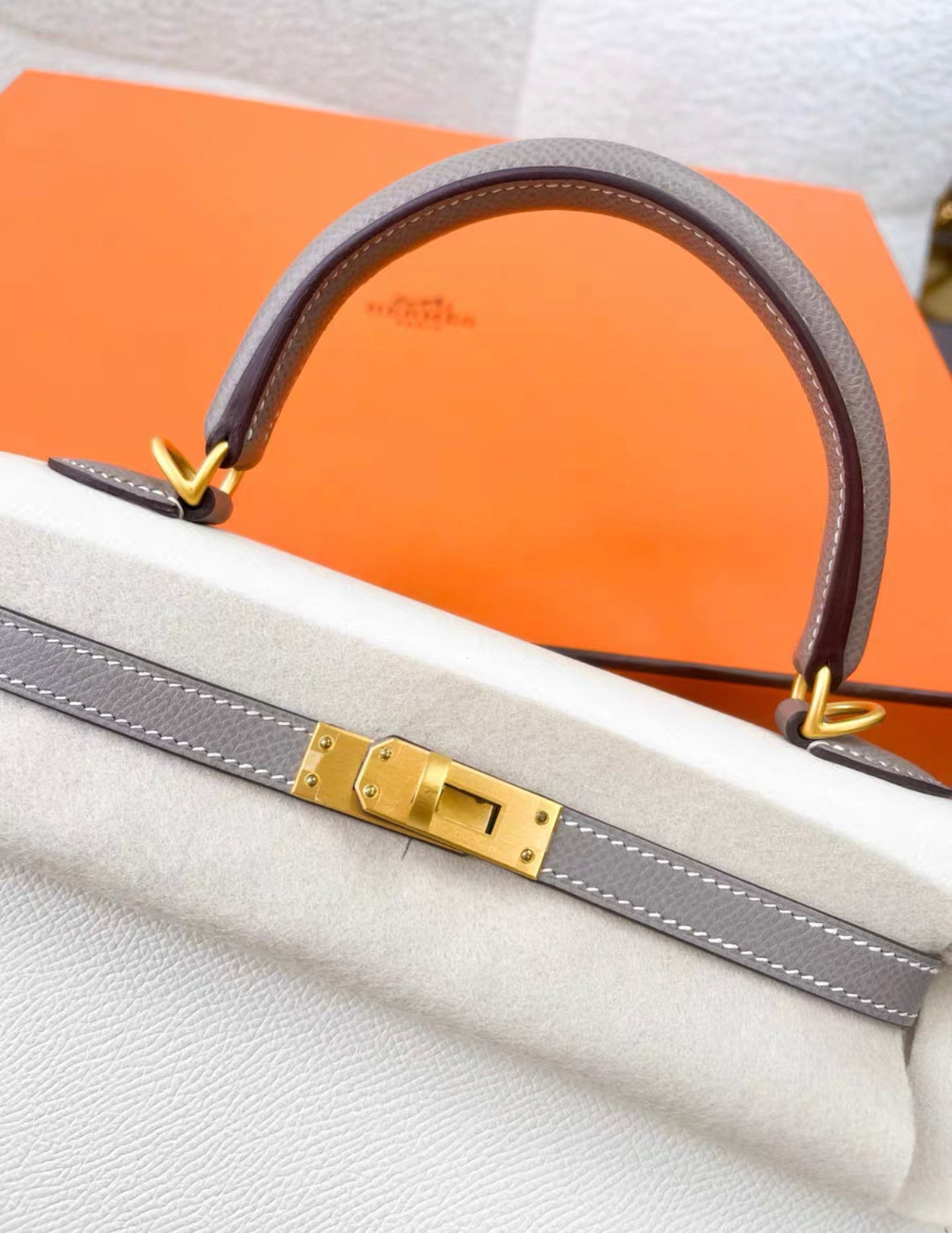 Hermès Special Order (HSS) Kelly Sellier 25 Craie and Etoupe Epsom Brushed Gold Hardware