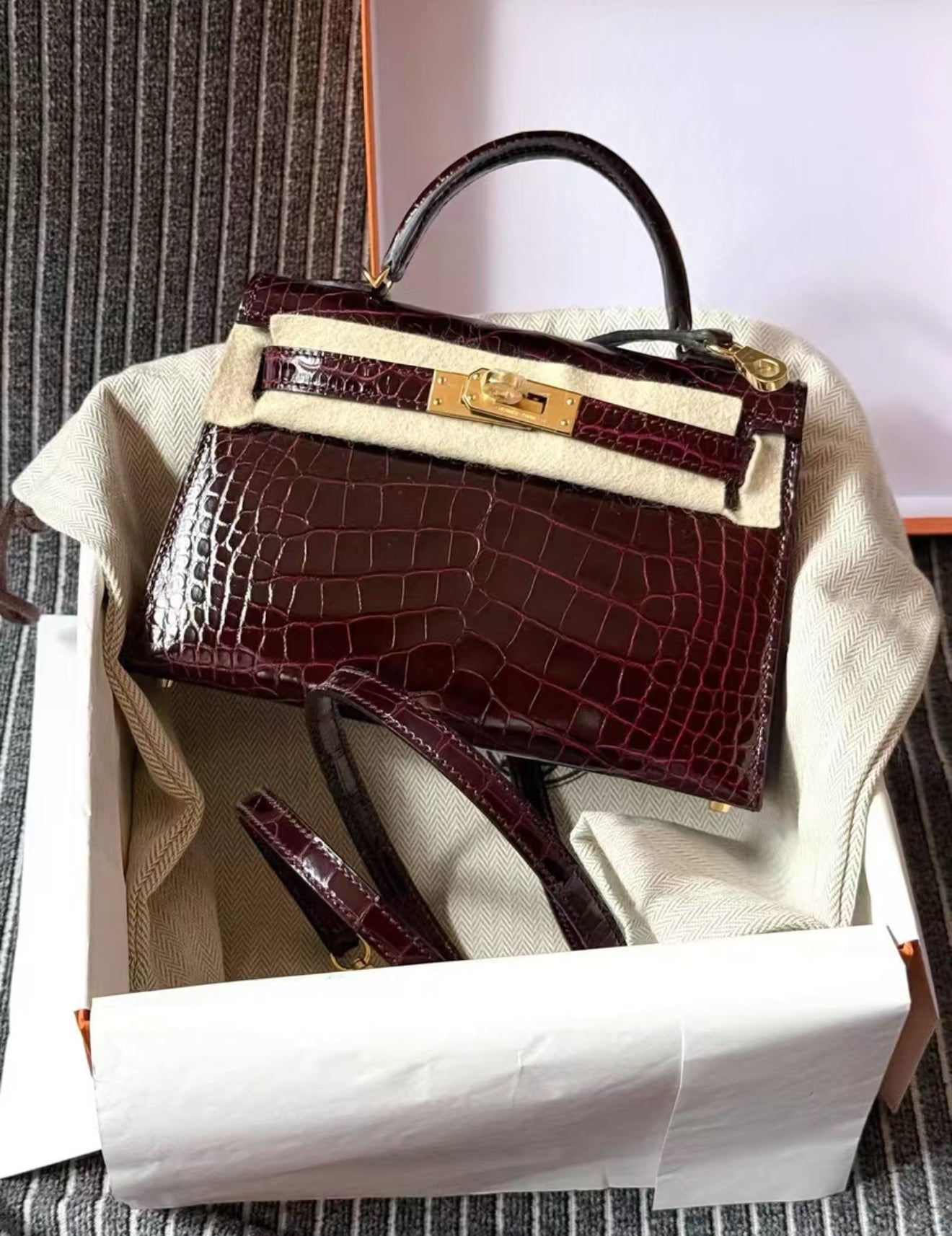 Hermès Mini Kelly 20 Red Bordeaux Shiny  crocodile leather Gold Hardware