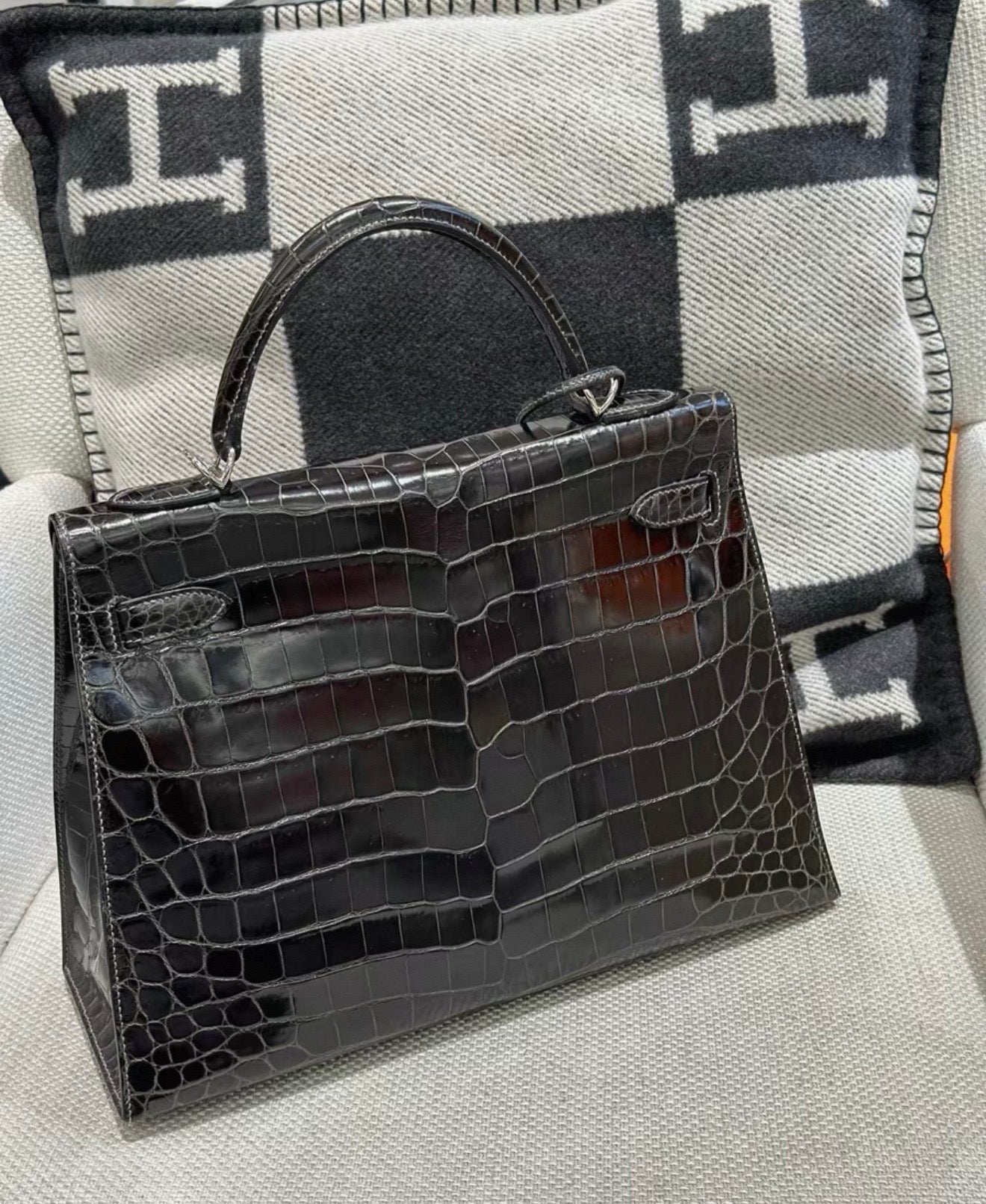 Hermès Kelly Sellier 32 Graphite Grey Shiny Crocodile leather Palladium Hardware with white stitches