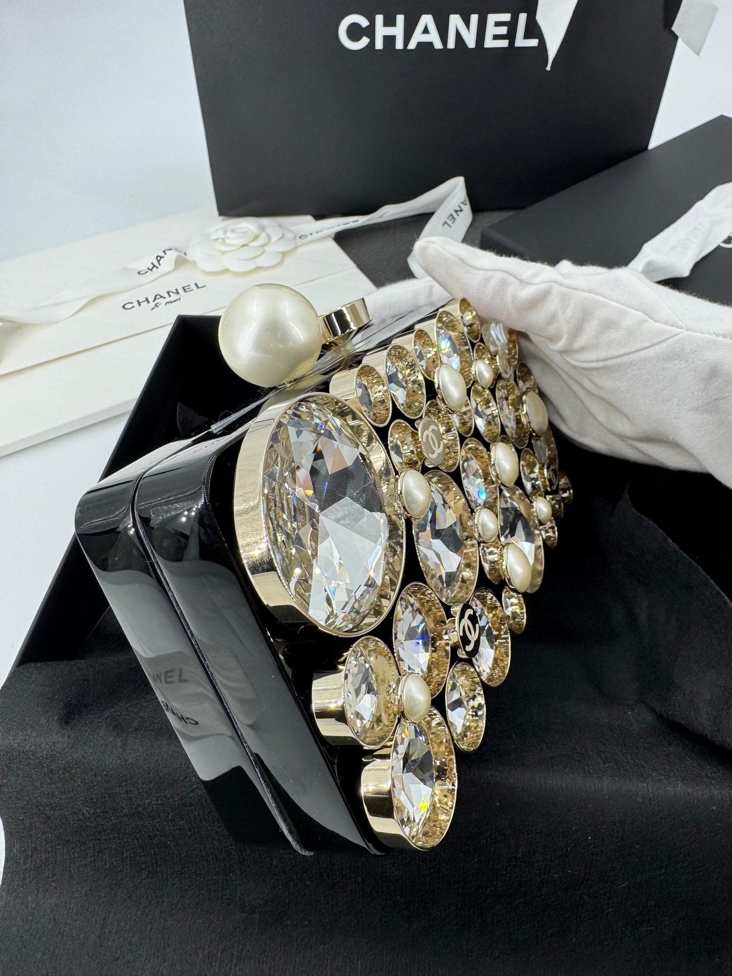Chanel Fall-Winter 2025/26 oversized rhinestones, pearls, and double C jewels evening bag