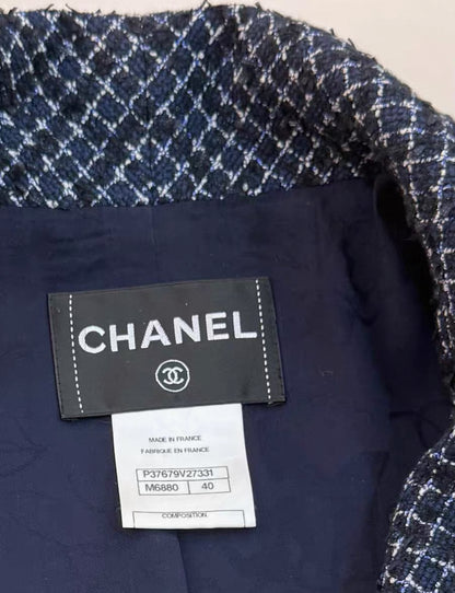 Chanel 10P Blue tweed with pearls