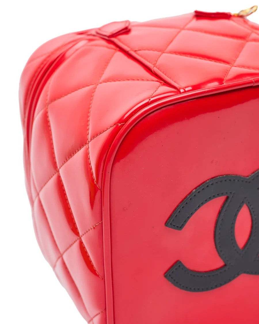 CHANEL 1995 VINTAGE "BARBIE" RED PATENT HEART-MIRROR VANITY CASE BAG