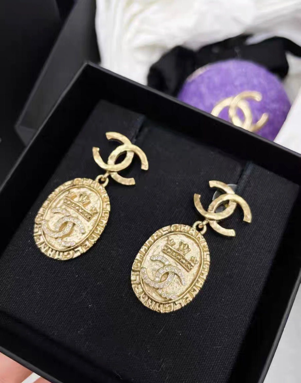 Chanel 21A Double CC gold crown earrings