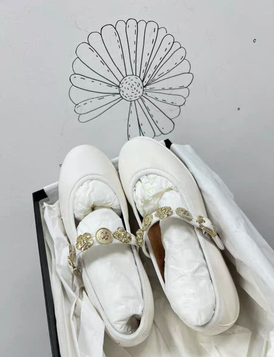 Chanel 24A Metiers D’art White Leather Mary Jane Flats with Gold Charms size 37,5C