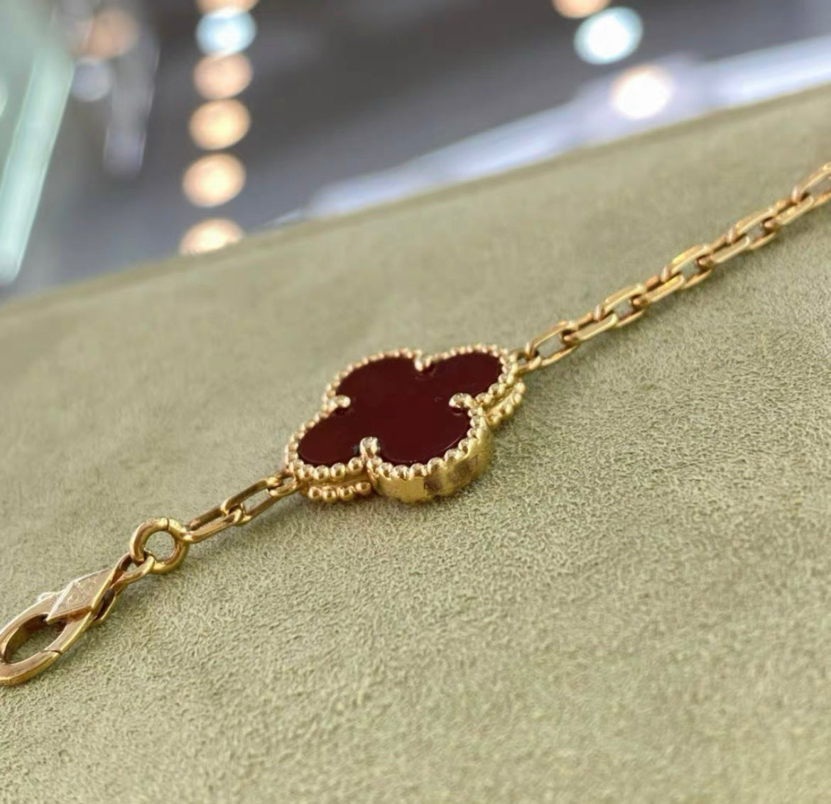 VCA Van Cleef & Arpels Vintage Alhambra bracelet, 5 motifs
18K yellow gold, Carnelian