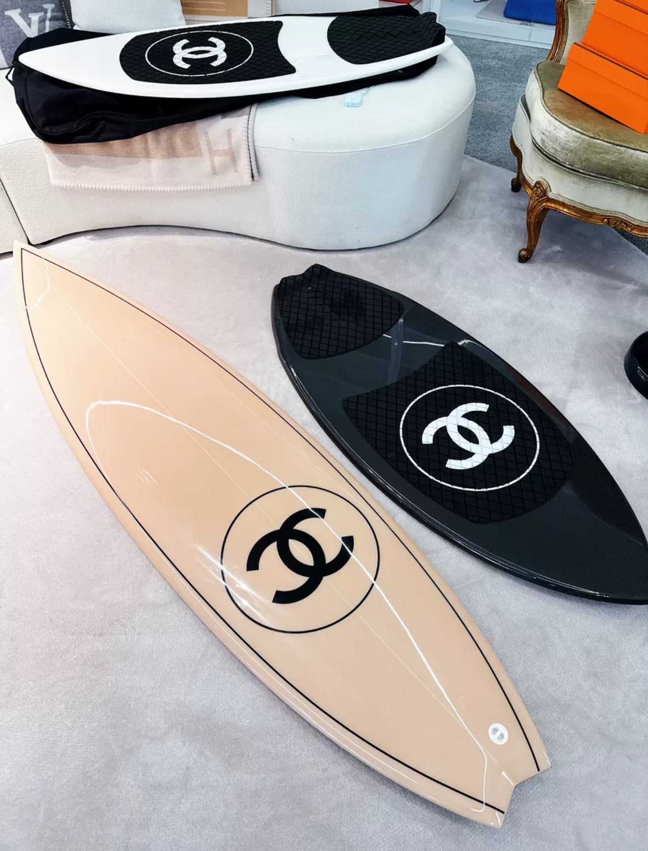 Chanel ロゴ入り ブラック トレイ CHANEL Limited Edition Black Surfboard – Wararni.com