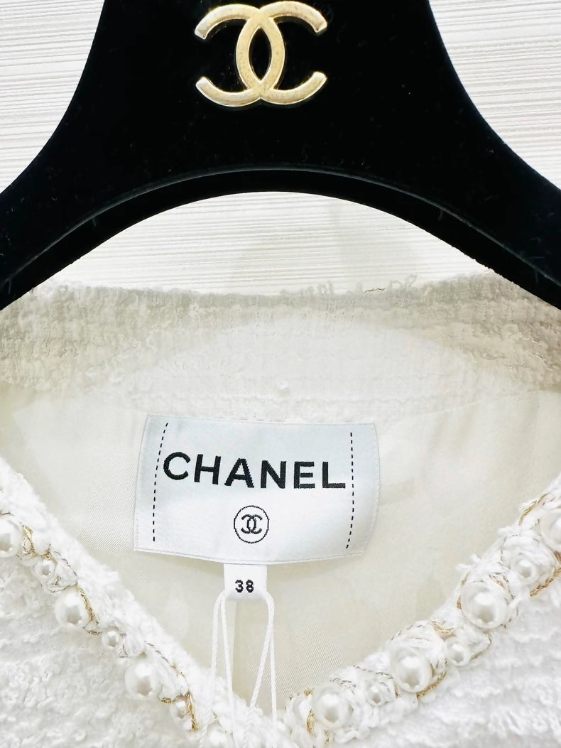 Chanel 25p white tweed jacket