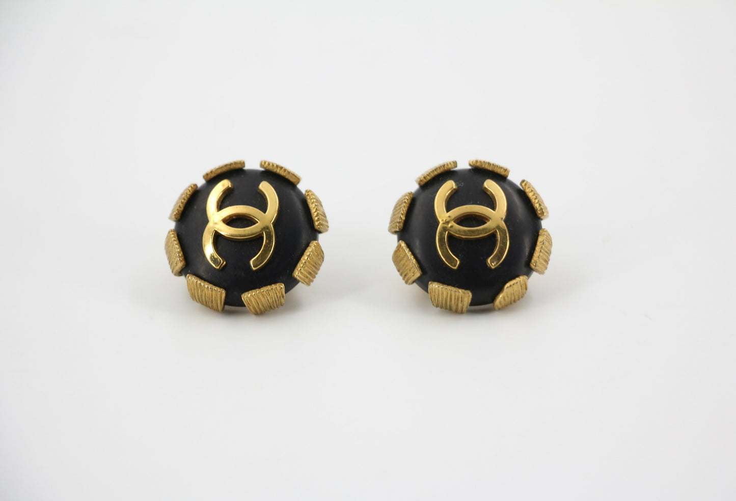 Chanel Vintage 94 Gold Plated & Resin Buckle CC in Black and Gold Clip-on Earrings